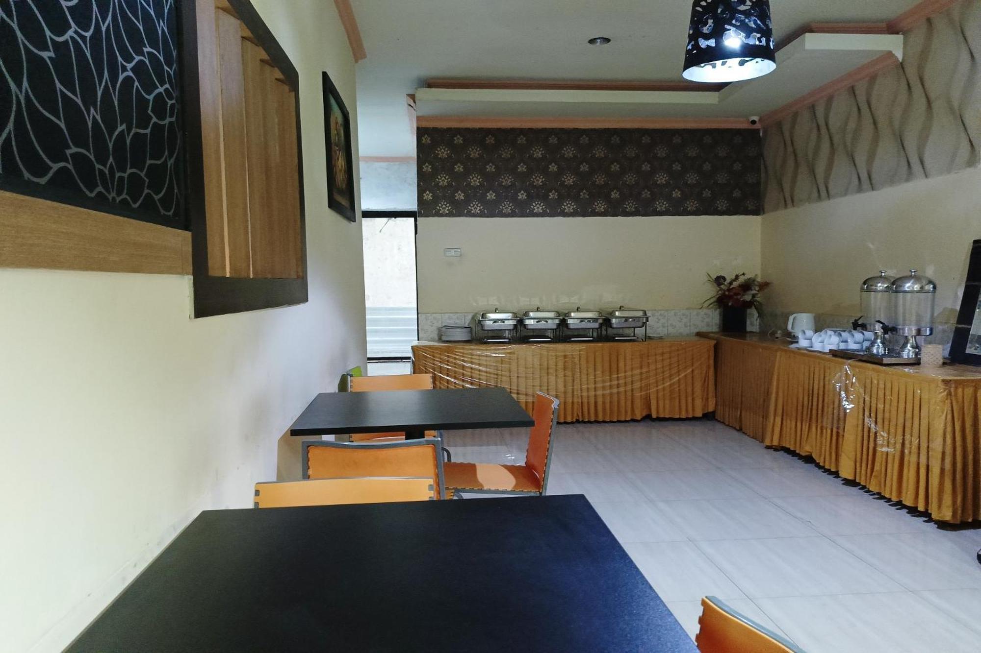 Oyo 93665 Puri Homestay Kendari Esterno foto